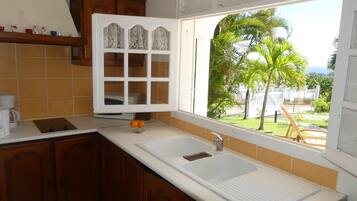 Réfrigérateur, micro-ondes, plaque de cuisson, cafetiÚre/bouilloire