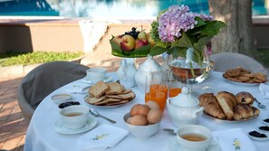 Outdoor dining - Villa with swimming pool, jacuzzi and tennis, in front of the Aeolian Islands  (Messina)