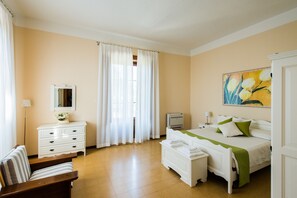 6 bedrooms, iron/ironing board, WiFi, bed sheets