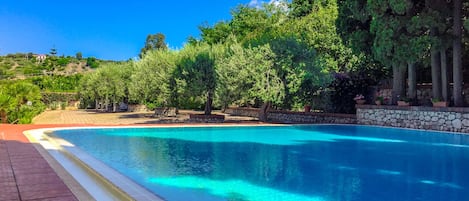 Una piscina al aire libre