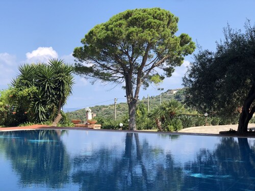 Villa with swimming pool, jacuzzi and tennis, in front of the Aeolian Islands 