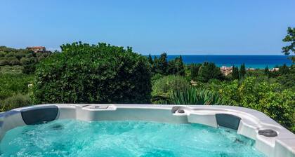 Villa with swimming pool, jacuzzi and tennis, in front of the Aeolian Islands