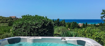 Villa with swimming pool, jacuzzi and tennis, in front of the Aeolian Islands
