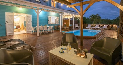 Creole villa 4 air-conditioned bedrooms private pool and directly on the beach