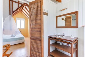 4 chambres, coffres-forts dans les chambres, bureau