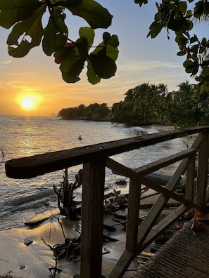 Plage, chaises longues