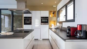Frigorífico, microondas, horno y placa de cocina
