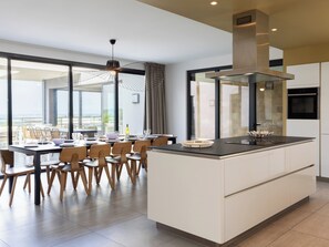Fridge, microwave, oven, stovetop - Stunning villa with sea view Jacuzzi, sauna, and heated indoor pool (Pleumeur-Bodou)
