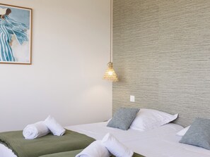 5 bedrooms, desk, iron/ironing board, travel cot - Stunning villa with sea view Jacuzzi, sauna, and heated indoor pool (Pleumeur-Bodou)