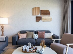 Smart TV, books, video library, stereo - Stunning villa with sea view Jacuzzi, sauna, and heated indoor pool (Pleumeur-Bodou)