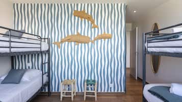 5 bedrooms, desk, iron/ironing board, travel crib
