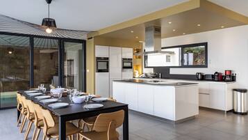 Réfrigérateur, four à micro-ondes, un four, surface de cuisson