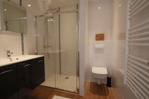 Badekar, boblebad, hårføner og håndklær