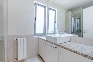 Bañera, secador de pelo, toallas y jabón