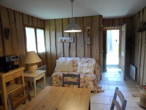 Interior - COQUET APARTMENT IN A LOG CHALET NEAR THE PYRENEES ANGLES (Puyvalador)