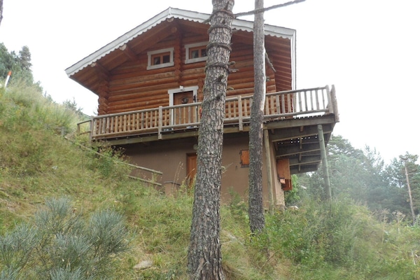 L APPARTEMENT SE SITUE AU BAS DU CHALET
