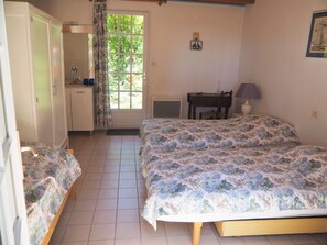 7 dormitorios y tabla de planchar con plancha