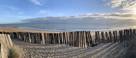 Una spiaggia nelle vicinanze