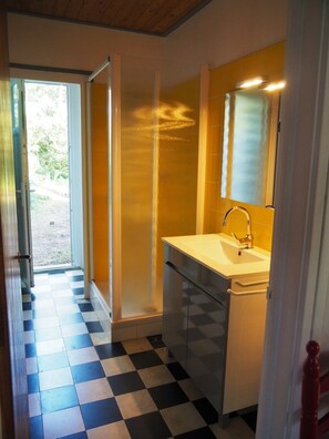Combined shower/bathtub, hair dryer, soap, shampoo - VILLA UNDER THE PINS 100 M FROM THE BEACH 12 PEOPLE (La Tranche-Sur-Mer)