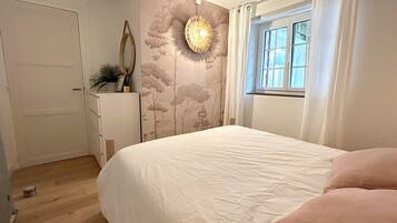 4 slaapkamers, een strijkplank/strijkijzer, wifi