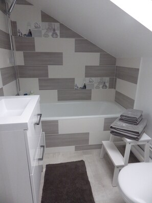 Haartrockner, Handtücher, Toilettenpapier