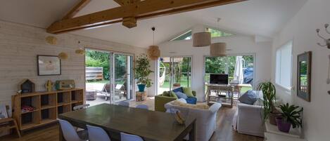 TV, DVD-spiller, bøker og stereoanlegg