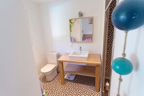 浴槽、ヘアドライヤー、タオル、石鹸