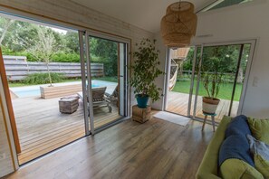 Télévision, lecteur de DVD, livres, chaîne hi-fi