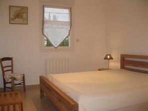 2 habitaciones, tabla de planchar con plancha y cuna de viaje