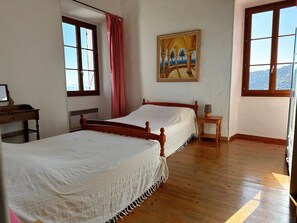 2 bedrooms, iron/ironing board, bed sheets