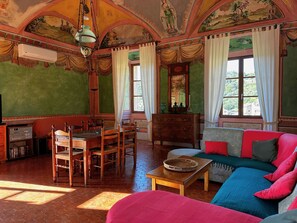 TV, DVD player, books, stereo