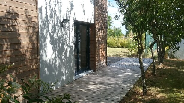 A wooden building with a paved entrance and a small garden area. - Detached family home in the bay of mont saint michel in Cherrueix (Cherrueix)