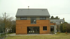 A modern two-story house with a wooden facade and a grey roof. - Detached family home in the bay of mont saint michel in Cherrueix (Cherrueix)