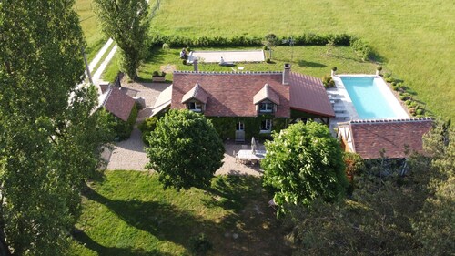 Country house near Chambord, calm, relaxation, swimming pool, meadows, woods.