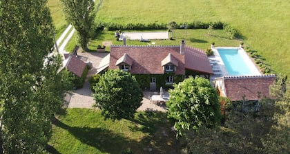 Country house near Chambord, calm, relaxation, swimming pool, meadows, woods.