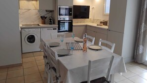 A compact kitchen with a built-in oven, microwave, and washing machine. - PORTIRAGNES BEACH. HOUSE T3 IN RESIDENCE WITH POOL 700m FROM THE BEACH. (Portiragnes)