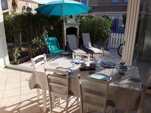 Outdoor dining - PORTIRAGNES BEACH. HOUSE T3 IN RESIDENCE WITH POOL 700m FROM THE BEACH. (Portiragnes)