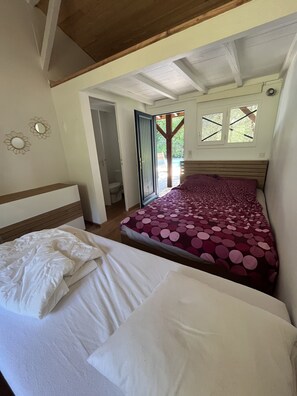 3 habitaciones, tabla de planchar con plancha y cuna de viaje 