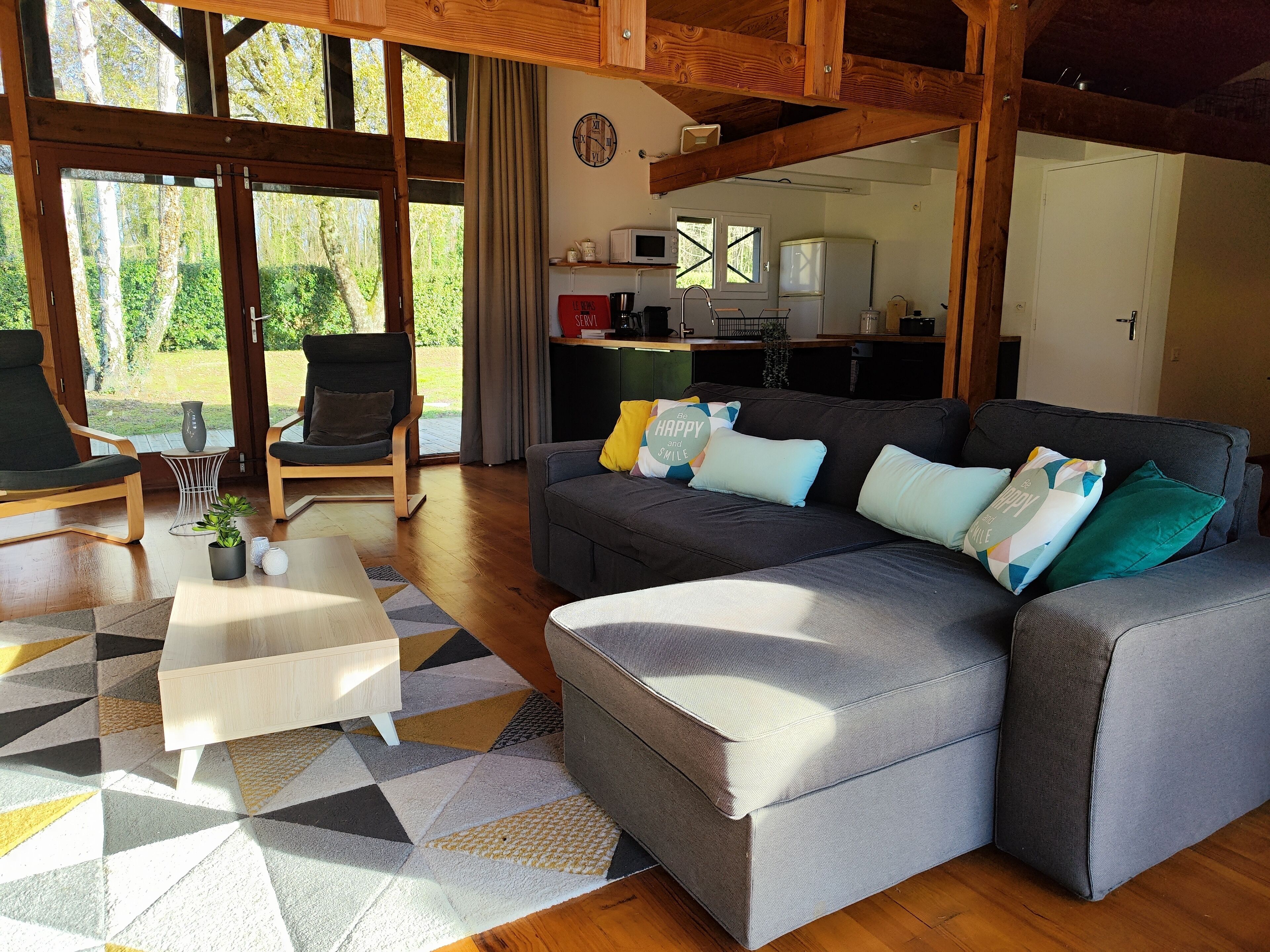 Tv, dvd-afspiller, bøger, stereoanlæg