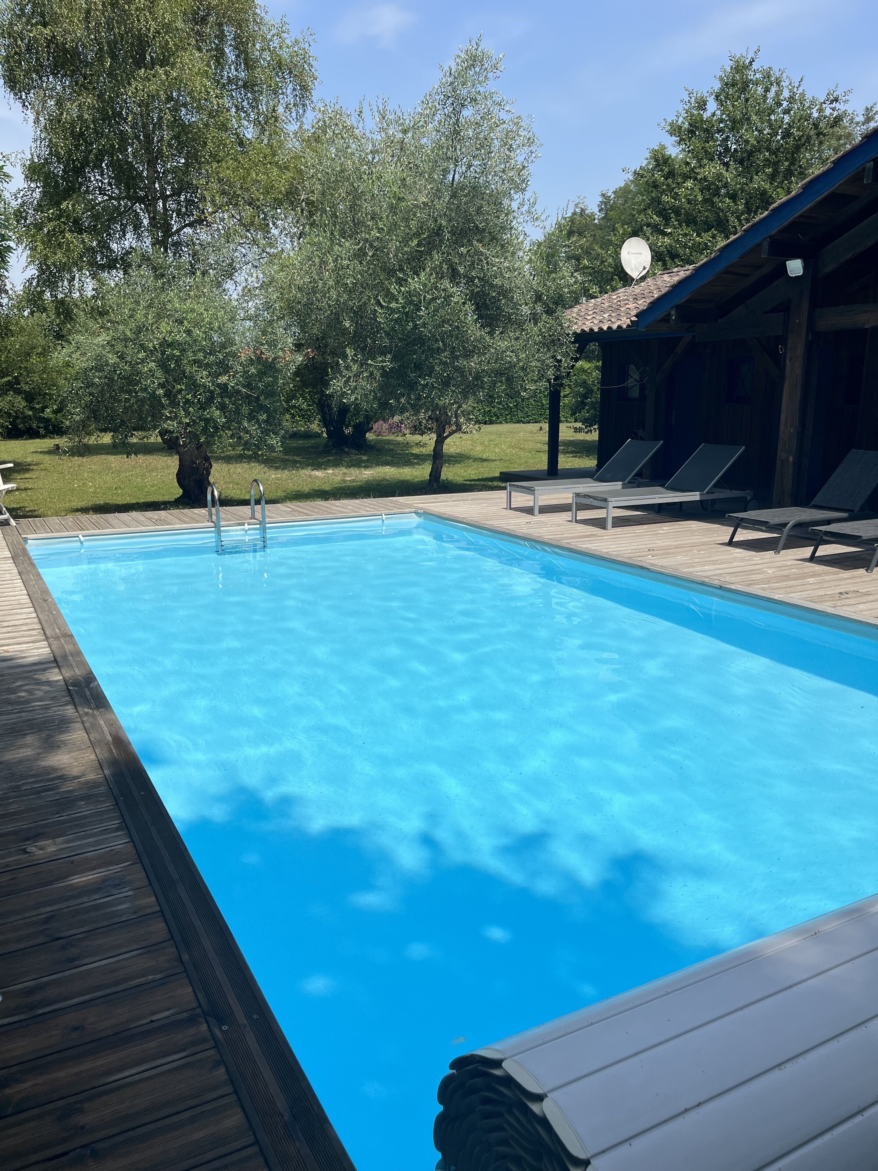 Alberca al aire libre y alberca climatizada