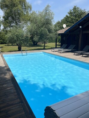 Alberca al aire libre y alberca climatizada