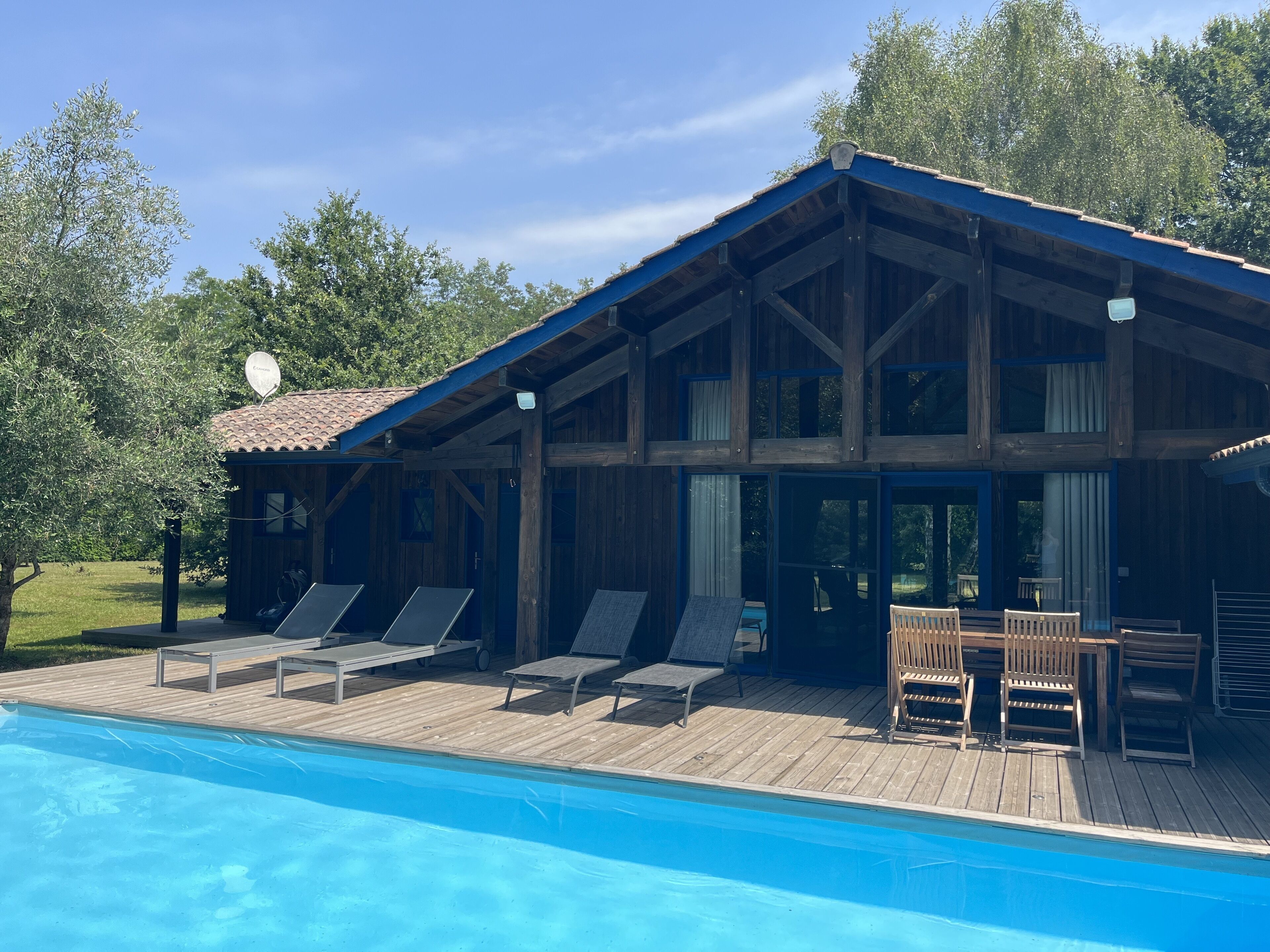 Een buitenzwembad, een verwarmd zwembad