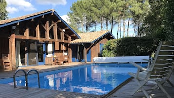 Una piscina al aire libre, una piscina climatizada