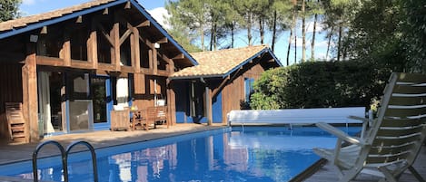 Una piscina al aire libre, una piscina climatizada