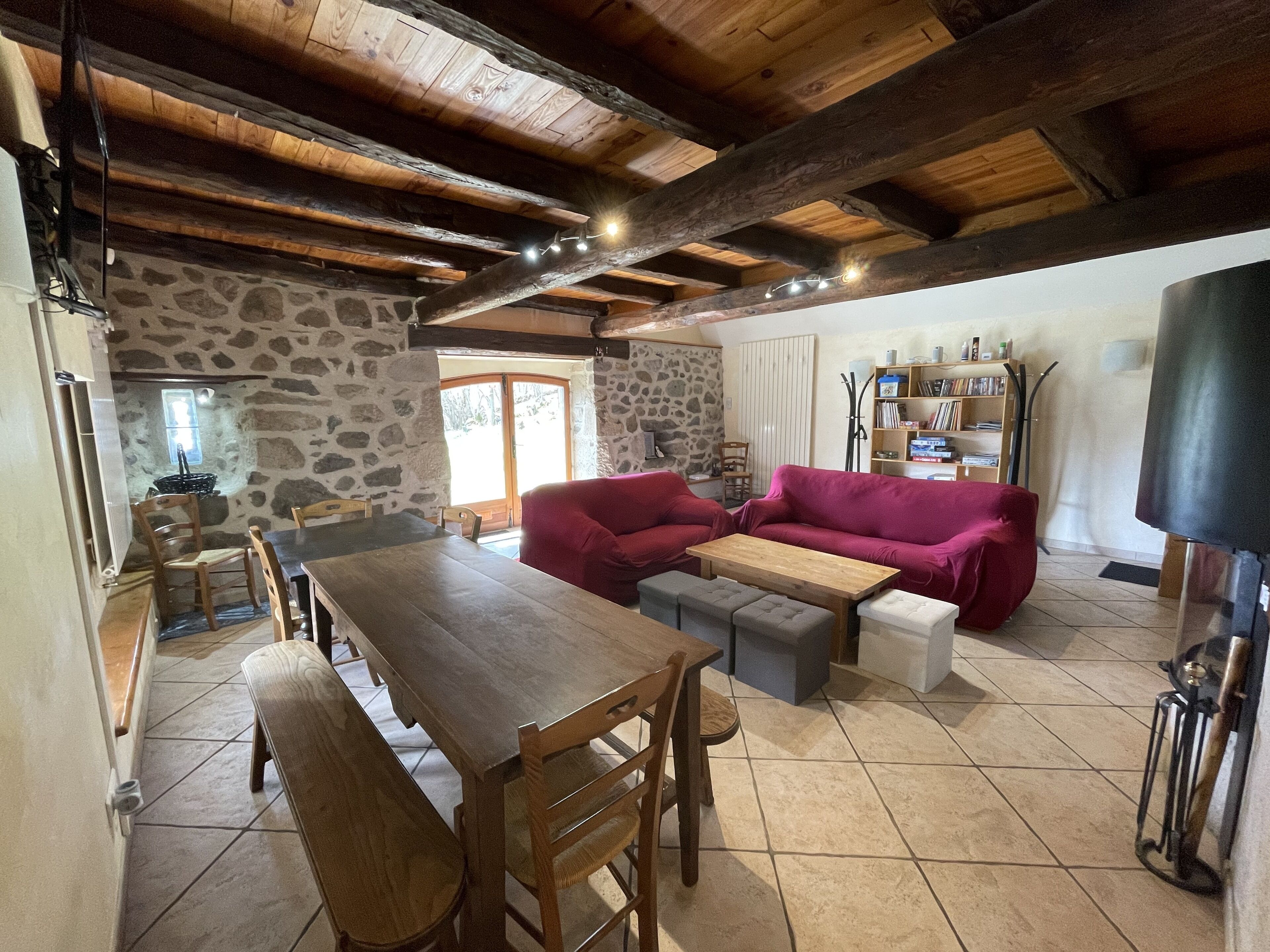 スマートテレビ、暖炉、DVD プレーヤー、書庫