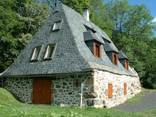 Maison-Villa  Buron en pierre au coeur du parc des volcans d'auvergne
