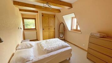 4 bedrooms, iron/ironing board, travel crib, free WiFi