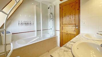 Combined shower/tub, hair dryer, towels