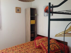 2 habitaciones y tabla de planchar con plancha 