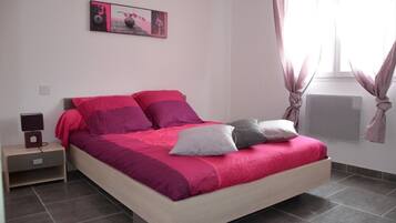 2 chambres, fer et planche à repasser, lit parapluie, Wi-Fi gratuit